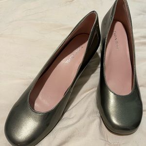 Beautiful pair of Tayrn Rose wedges!